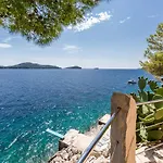 Kamen Vila Blato (Korcula)